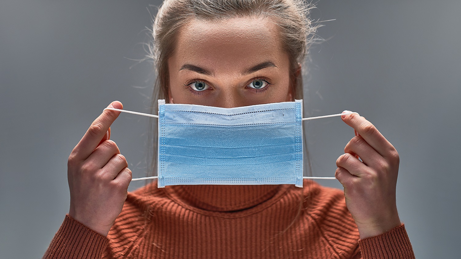 Jeune femme portant un masque chirurgical